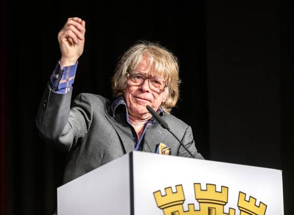 Verleihung der Ehrenbürgerschaft in Mülheim an der Ruhr an Helge Schneider ** NUR FÜR REDAKTIONELLE ZWECKE ** EDITORIAL USE ONLY **<p>Der Musiker und Komiker Helge Schneider spricht am Sonntag, 11.10.2026, zu den geladenen Gästen in der Stadthalle Mülheim an der Ruhr. Er wurde soeben zum Ehrenbürger seiner Geburts- und Heimatstadt ernannt. Deutschland NRW Mülheim an der Ruhr Copyright: MartinxMöller