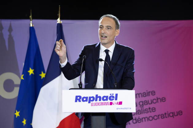 Raphael Glucksmann wins the Socialist and Democratic Left primary - Paris Candidate in the Socialist (PS) and centre-left Place Publique (PP) parties primary Raphael Glucksmann delivers a speech after the announcement of the result for the first round of voting in the primary organized by the Socialist Party, Place Publique (PP), and the Republican and Socialist Left, ahead of France s 2027 presidential election, in Paris on October 11, 2026. Candidate in the Socialist (PS) and centre-left Place Publique (PP) parties primary ahead of France s 2027 presidential election and MEP Raphaël Glucksmann was elected on October 11, 2026. Photo by Raphael Lafargue ABACAPRESS.COM Paris France  Copyright: xLafarguexRaphael ABACAx