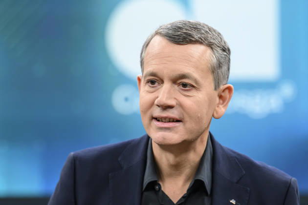 im Bild v.l.: Christoph Werner, Vorsitzender der Geschäftsführung dm-drogerie markt, GER, Berlin, Studio, zu Gast bei - Caren Miosga, Polittalk, TV, Format, Das Erste, aus Berlin Adlershof - am Studio 20, Thema: Wie kommt die Regierung aus der Krise, Herr Söder? 11.10.2026, Copyright: HMBxMedia UwexKoch