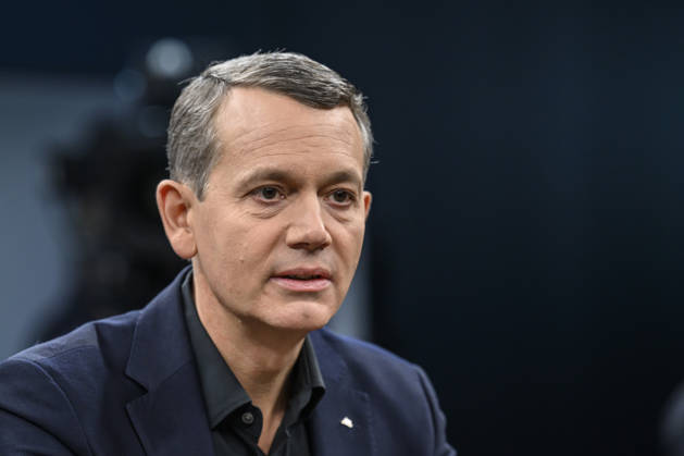 im Bild v.l.: Christoph Werner, Vorsitzender der Geschäftsführung dm-drogerie markt, GER, Berlin, Studio, zu Gast bei - Caren Miosga, Polittalk, TV, Format, Das Erste, aus Berlin Adlershof - am Studio 20, Thema: Wie kommt die Regierung aus der Krise, Herr Söder? 11.10.2026, Copyright: HMBxMedia UwexKoch