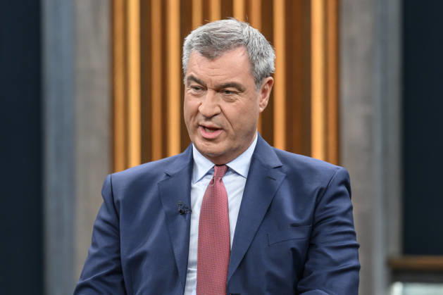 im Bild v.l.: Markus Söder, Ministerpräsident Bayern, CSU, GER, Berlin, Studio, zu Gast bei - Caren Miosga, Polittalk, TV, Format, Das Erste, aus Berlin Adlershof - am Studio 20, Thema: Wie kommt die Regierung aus der Krise, Herr Söder? 11.10.2026, Copyright: HMBxMedia UwexKoch