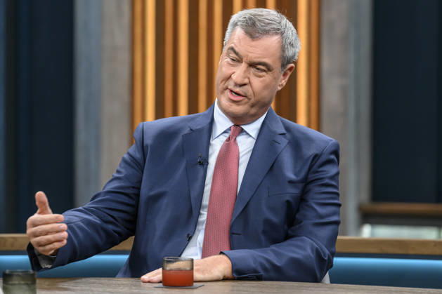 im Bild v.l.: Markus Söder, Ministerpräsident Bayern, CSU, GER, Berlin, Studio, zu Gast bei - Caren Miosga, Polittalk, TV, Format, Das Erste, aus Berlin Adlershof - am Studio 20, Thema: Wie kommt die Regierung aus der Krise, Herr Söder? 11.10.2026, Copyright: HMBxMedia UwexKoch