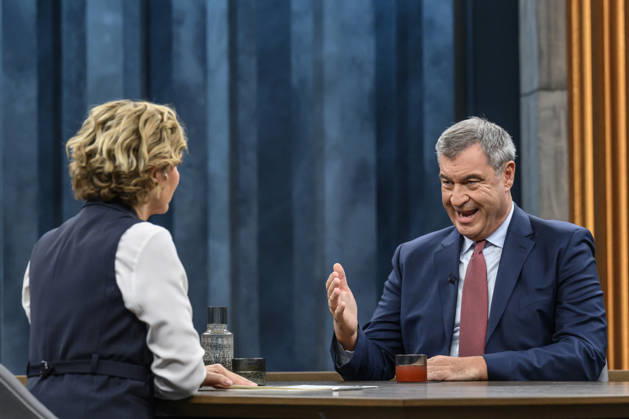 im Bild v.l.: Caren Miosga, Markus Söder, Ministerpräsident Bayern, CSU, GER, Berlin, Studio, zu Gast bei - Caren Miosga, Polittalk, TV, Format, Das Erste, aus Berlin Adlershof - am Studio 20, Thema: Wie kommt die Regierung aus der Krise, Herr Söder? 11.10.2026, Copyright: HMBxMedia UwexKoch