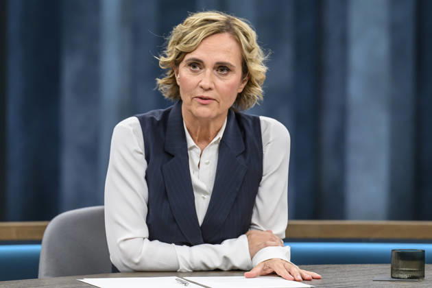 im Bild v.l.: Caren Miosga, GER, Berlin, Studio, zu Gast bei - Caren Miosga, Polittalk, TV, Format, Das Erste, aus Berlin Adlershof - am Studio 20, Thema: Wie kommt die Regierung aus der Krise, Herr Söder? 11.10.2026, Copyright: HMBxMedia UwexKoch