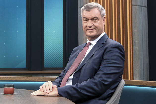 im Bild v.l.: Markus Söder, Ministerpräsident Bayern, CSU, GER, Berlin, Studio, zu Gast bei - Caren Miosga, Polittalk, TV, Format, Das Erste, aus Berlin Adlershof - am Studio 20, Thema: Wie kommt die Regierung aus der Krise, Herr Söder? 11.10.2026, Copyright: HMBxMedia UwexKoch