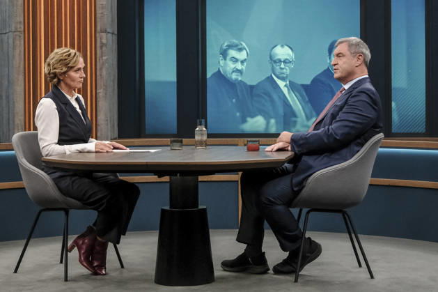 im Bild v.l.: Caren Miosga, Markus Söder, Ministerpräsident Bayern, CSU, GER, Berlin, Studio, zu Gast bei - Caren Miosga, Polittalk, TV, Format, Das Erste, aus Berlin Adlershof - am Studio 20, Thema: Wie kommt die Regierung aus der Krise, Herr Söder? 11.10.2026, Copyright: HMBxMedia UwexKoch