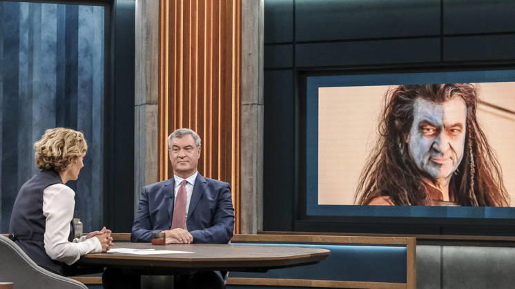 im Bild v.l.: Caren Miosga, Markus Söder, Ministerpräsident Bayern, CSU, Braveheart GER, Berlin, Studio, zu Gast bei - Caren Miosga, Polittalk, TV, Format, Das Erste, aus Berlin Adlershof - am Studio 20, Thema: Wie kommt die Regierung aus der Krise, Herr Söder? 11.10.2026, Copyright: HMBxMedia UwexKoch