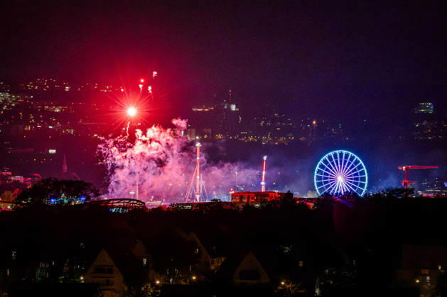 Wasen sagt Tschüss: Großes Abschlussfeuerwerk sorgt für leuch, Ein farbenprächtiges Musikfeuerwerk bildet am Sonntagabend (11. Oktober 2026) den Abschluss des 179. Cannstatter Volksfestes in Stuttgart-Bad Cannstatt. Bunte Feuerwerkskörper erleuchten den Nachthimmel über dem Festgelände am Neckar. Mit dem traditionellen Abschlussfeuerwerk verabschiedet sich eines der größten Volksfeste Deutschlands nach insgesamt 17 Festtagen. Rund 2,5 Millionen Menschen besuchten den Cannstatter Wasen in diesem Jahr. Stuttgart Baden-Württemberg Deutschland Bad Cannstatt