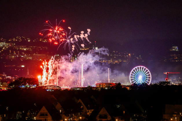 Wasen sagt Tschüss: Großes Abschlussfeuerwerk sorgt für leuch, Ein farbenprächtiges Musikfeuerwerk bildet am Sonntagabend (11. Oktober 2026) den Abschluss des 179. Cannstatter Volksfestes in Stuttgart-Bad Cannstatt. Bunte Feuerwerkskörper erleuchten den Nachthimmel über dem Festgelände am Neckar. Mit dem traditionellen Abschlussfeuerwerk verabschiedet sich eines der größten Volksfeste Deutschlands nach insgesamt 17 Festtagen. Rund 2,5 Millionen Menschen besuchten den Cannstatter Wasen in diesem Jahr. Stuttgart Baden-Württemberg Deutschland Bad Cannstatt
