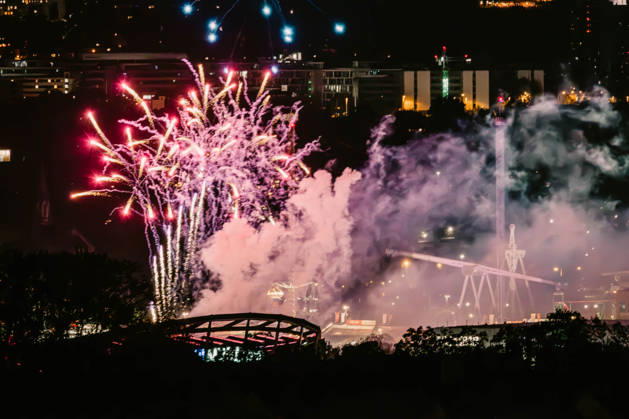 Wasen sagt Tschüss: Großes Abschlussfeuerwerk sorgt für leuch, Ein farbenprächtiges Musikfeuerwerk bildet am Sonntagabend (11. Oktober 2026) den Abschluss des 179. Cannstatter Volksfestes in Stuttgart-Bad Cannstatt. Bunte Feuerwerkskörper erleuchten den Nachthimmel über dem Festgelände am Neckar. Mit dem traditionellen Abschlussfeuerwerk verabschiedet sich eines der größten Volksfeste Deutschlands nach insgesamt 17 Festtagen. Rund 2,5 Millionen Menschen besuchten den Cannstatter Wasen in diesem Jahr. Stuttgart Baden-Württemberg Deutschland Bad Cannstatt