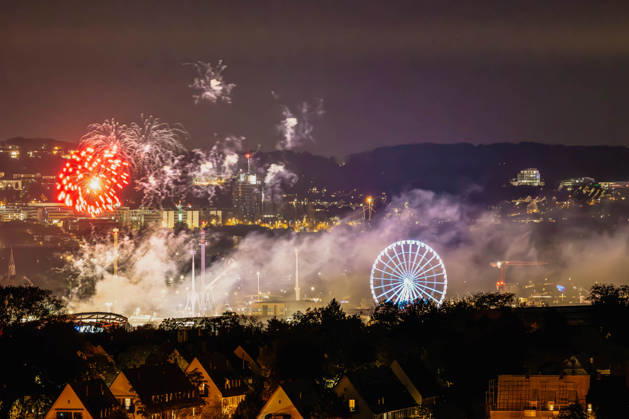 Wasen sagt Tschüss: Großes Abschlussfeuerwerk sorgt für leuch, Ein farbenprächtiges Musikfeuerwerk bildet am Sonntagabend (11. Oktober 2026) den Abschluss des 179. Cannstatter Volksfestes in Stuttgart-Bad Cannstatt. Bunte Feuerwerkskörper erleuchten den Nachthimmel über dem Festgelände am Neckar. Mit dem traditionellen Abschlussfeuerwerk verabschiedet sich eines der größten Volksfeste Deutschlands nach insgesamt 17 Festtagen. Rund 2,5 Millionen Menschen besuchten den Cannstatter Wasen in diesem Jahr. Stuttgart Baden-Württemberg Deutschland Bad Cannstatt