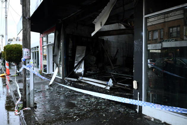 FITZROY NORTH TOBACCO SHOP FIRE, Victoria Police establish a crime scene after a fire at a tobacco shop fire in Fitzroy North, in Melbourne, Monday, October 12, 2026. ( NO ARCHIVING MELBOURNE VICTORIA Australia  Copyright: xJOELxCARRETTx 20261012185414031343