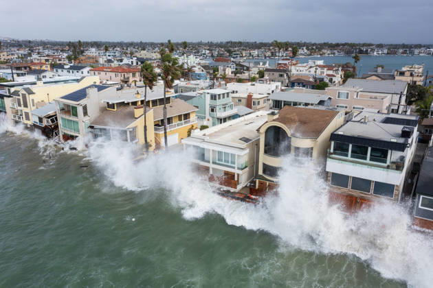 News Bilder des Tages #2 October 11, 2006, Long Beach, California, USA: The Long Beach Peninsula is facing severe, structural devastation as Tropical Storm Rachel batters the Southern California coast. Driven by a developing El Nino pattern, this is the fourth major storm system to slam the shoreline in six weeks. Waves and unusually high tides have shattered a 30-foot section of the protective wooden bulkhead, completely shredding the historic boardwalk and allowing seawater to surge directly onto interior streets. Flooding has swamped coastal neighborhoods, forcing mandatory evacuations along oceanfront blocks like Seaside Walk. Emergency crews are working to stack thousands of sandbags and reinforce coastal defenses, but city inspectors have already been forced - ZUMAr19_ 20261011_new_r19_127 Copyright: xRuaridhxStewartx