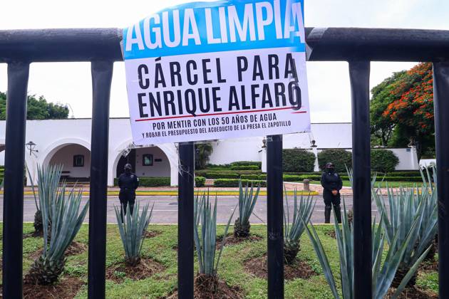 October 11, 2026: TO-45427- GUADALAJARA 11-10-2026. . La exigencia de agua limpia deriv& xf3; en momentos de tensi& xf3;n y violencia durante la marcha realizada este domingo en Guadalajara. Ciudadanos se movilizaron para denunciar la mala calidad del suministro en la Zona Metropolitana y exigir respuestas a las autoridades. La protesta, que lleg& xf3; a las inmediaciones de Casa Jalisco, registr& xf3; enfrentamientos entre manifestantes y polic& xed;as, as& xed; como reportes de detenciones, en una jornada que evidenci& xf3; el descontento social ante la problem& xe1;tica del agua..Guadalajara. Clasos.com.mx - ZUMAcs4_ 20261011_faa_cs4_003 Copyright: xDiegoxMorenox