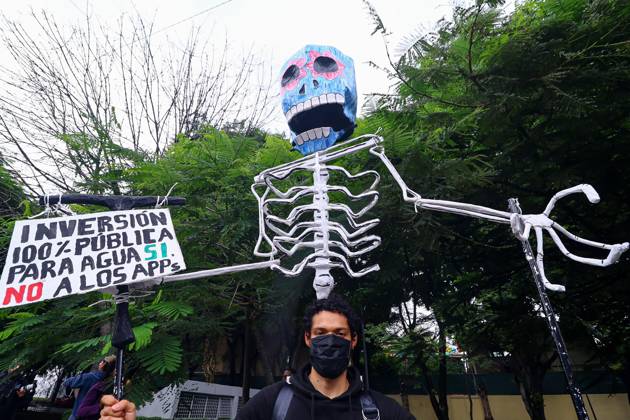 October 11, 2026: TO-45427- GUADALAJARA 11-10-2026. . La exigencia de agua limpia deriv& xf3; en momentos de tensi& xf3;n y violencia durante la marcha realizada este domingo en Guadalajara. Ciudadanos se movilizaron para denunciar la mala calidad del suministro en la Zona Metropolitana y exigir respuestas a las autoridades. La protesta, que lleg& xf3; a las inmediaciones de Casa Jalisco, registr& xf3; enfrentamientos entre manifestantes y polic& xed;as, as& xed; como reportes de detenciones, en una jornada que evidenci& xf3; el descontento social ante la problem& xe1;tica del agua..Guadalajara. Clasos.com.mx - ZUMAcs4_ 20261011_faa_cs4_001 Copyright: xDiegoxMorenox
