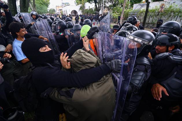 October 11, 2026: TO-45427- GUADALAJARA 11-10-2026. . La exigencia de agua limpia deriv& xf3; en momentos de tensi& xf3;n y violencia durante la marcha realizada este domingo en Guadalajara. Ciudadanos se movilizaron para denunciar la mala calidad del suministro en la Zona Metropolitana y exigir respuestas a las autoridades. La protesta, que lleg& xf3; a las inmediaciones de Casa Jalisco, registr& xf3; enfrentamientos entre manifestantes y polic& xed;as, as& xed; como reportes de detenciones, en una jornada que evidenci& xf3; el descontento social ante la problem& xe1;tica del agua..Guadalajara. Clasos.com.mx - ZUMAcs4_ 20261011_faa_cs4_002 Copyright: xDiegoxMorenox