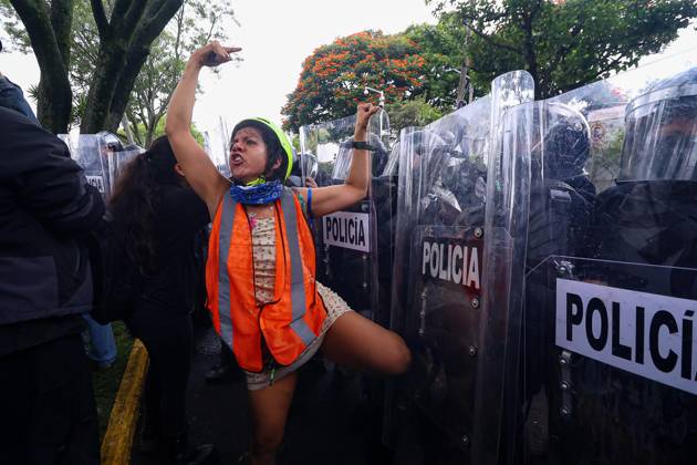 October 11, 2026: TO-45427- GUADALAJARA 11-10-2026. . La exigencia de agua limpia deriv& xf3; en momentos de tensi& xf3;n y violencia durante la marcha realizada este domingo en Guadalajara. Ciudadanos se movilizaron para denunciar la mala calidad del suministro en la Zona Metropolitana y exigir respuestas a las autoridades. La protesta, que lleg& xf3; a las inmediaciones de Casa Jalisco, registr& xf3; enfrentamientos entre manifestantes y polic& xed;as, as& xed; como reportes de detenciones, en una jornada que evidenci& xf3; el descontento social ante la problem& xe1;tica del agua..Guadalajara. Clasos.com.mx - ZUMAcs4_ 20261011_faa_cs4_005 Copyright: xDiegoxMorenox