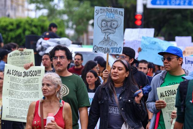 October 11, 2026: TO-45427- GUADALAJARA 11-10-2026. . La exigencia de agua limpia deriv& xf3; en momentos de tensi& xf3;n y violencia durante la marcha realizada este domingo en Guadalajara. Ciudadanos se movilizaron para denunciar la mala calidad del suministro en la Zona Metropolitana y exigir respuestas a las autoridades. La protesta, que lleg& xf3; a las inmediaciones de Casa Jalisco, registr& xf3; enfrentamientos entre manifestantes y polic& xed;as, as& xed; como reportes de detenciones, en una jornada que evidenci& xf3; el descontento social ante la problem& xe1;tica del agua..Guadalajara. Clasos.com.mx - ZUMAcs4_ 20261011_faa_cs4_009 Copyright: xDiegoxMorenox