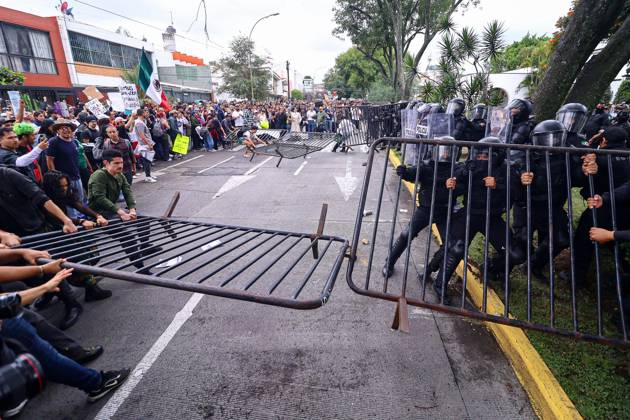 October 11, 2026: TO-45427- GUADALAJARA 11-10-2026. . La exigencia de agua limpia deriv& xf3; en momentos de tensi& xf3;n y violencia durante la marcha realizada este domingo en Guadalajara. Ciudadanos se movilizaron para denunciar la mala calidad del suministro en la Zona Metropolitana y exigir respuestas a las autoridades. La protesta, que lleg& xf3; a las inmediaciones de Casa Jalisco, registr& xf3; enfrentamientos entre manifestantes y polic& xed;as, as& xed; como reportes de detenciones, en una jornada que evidenci& xf3; el descontento social ante la problem& xe1;tica del agua..Guadalajara. Clasos.com.mx - ZUMAcs4_ 20261011_faa_cs4_008 Copyright: xDiegoxMorenox