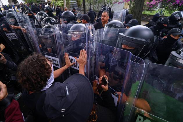 October 11, 2026: TO-45427- GUADALAJARA 11-10-2026. . La exigencia de agua limpia deriv& xf3; en momentos de tensi& xf3;n y violencia durante la marcha realizada este domingo en Guadalajara. Ciudadanos se movilizaron para denunciar la mala calidad del suministro en la Zona Metropolitana y exigir respuestas a las autoridades. La protesta, que lleg& xf3; a las inmediaciones de Casa Jalisco, registr& xf3; enfrentamientos entre manifestantes y polic& xed;as, as& xed; como reportes de detenciones, en una jornada que evidenci& xf3; el descontento social ante la problem& xe1;tica del agua..Guadalajara. Clasos.com.mx - ZUMAcs4_ 20261011_faa_cs4_013 Copyright: xDiegoxMorenox