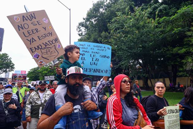 October 11, 2026: TO-45427- GUADALAJARA 11-10-2026. . La exigencia de agua limpia deriv& xf3; en momentos de tensi& xf3;n y violencia durante la marcha realizada este domingo en Guadalajara. Ciudadanos se movilizaron para denunciar la mala calidad del suministro en la Zona Metropolitana y exigir respuestas a las autoridades. La protesta, que lleg& xf3; a las inmediaciones de Casa Jalisco, registr& xf3; enfrentamientos entre manifestantes y polic& xed;as, as& xed; como reportes de detenciones, en una jornada que evidenci& xf3; el descontento social ante la problem& xe1;tica del agua..Guadalajara. Clasos.com.mx - ZUMAcs4_ 20261011_faa_cs4_017 Copyright: xDiegoxMorenox