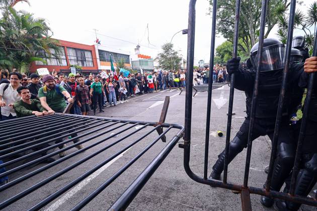 October 11, 2026: TO-45427- GUADALAJARA 11-10-2026. . La exigencia de agua limpia deriv& xf3; en momentos de tensi& xf3;n y violencia durante la marcha realizada este domingo en Guadalajara. Ciudadanos se movilizaron para denunciar la mala calidad del suministro en la Zona Metropolitana y exigir respuestas a las autoridades. La protesta, que lleg& xf3; a las inmediaciones de Casa Jalisco, registr& xf3; enfrentamientos entre manifestantes y polic& xed;as, as& xed; como reportes de detenciones, en una jornada que evidenci& xf3; el descontento social ante la problem& xe1;tica del agua..Guadalajara. Clasos.com.mx - ZUMAcs4_ 20261011_faa_cs4_025 Copyright: xDiegoxMorenox