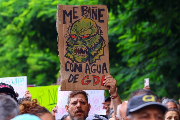 October 11, 2026: TO-45427- GUADALAJARA 11-10-2026. . La exigencia de agua limpia deriv& xf3; en momentos de tensi& xf3;n y violencia durante la marcha realizada este domingo en Guadalajara. Ciudadanos se movilizaron para denunciar la mala calidad del suministro en la Zona Metropolitana y exigir respuestas a las autoridades. La protesta, que lleg& xf3; a las inmediaciones de Casa Jalisco, registr& xf3; enfrentamientos entre manifestantes y polic& xed;as, as& xed; como reportes de detenciones, en una jornada que evidenci& xf3; el descontento social ante la problem& xe1;tica del agua..Guadalajara. Clasos.com.mx - ZUMAcs4_ 20261011_faa_cs4_029 Copyright: xDiegoxMorenox