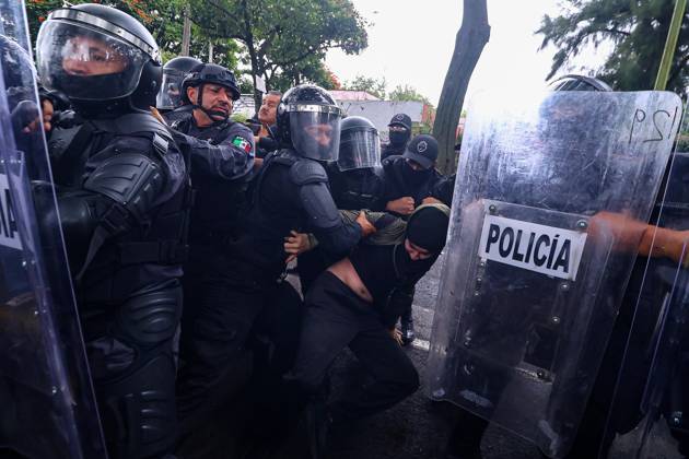 October 11, 2026: TO-45427- GUADALAJARA 11-10-2026. . La exigencia de agua limpia deriv& xf3; en momentos de tensi& xf3;n y violencia durante la marcha realizada este domingo en Guadalajara. Ciudadanos se movilizaron para denunciar la mala calidad del suministro en la Zona Metropolitana y exigir respuestas a las autoridades. La protesta, que lleg& xf3; a las inmediaciones de Casa Jalisco, registr& xf3; enfrentamientos entre manifestantes y polic& xed;as, as& xed; como reportes de detenciones, en una jornada que evidenci& xf3; el descontento social ante la problem& xe1;tica del agua..Guadalajara. Clasos.com.mx - ZUMAcs4_ 20261011_faa_cs4_032 Copyright: xDiegoxMorenox