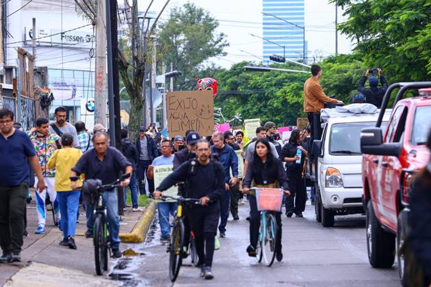October 11, 2026: TO-45427- GUADALAJARA 11-10-2026. . La exigencia de agua limpia deriv& xf3; en momentos de tensi& xf3;n y violencia durante la marcha realizada este domingo en Guadalajara. Ciudadanos se movilizaron para denunciar la mala calidad del suministro en la Zona Metropolitana y exigir respuestas a las autoridades. La protesta, que lleg& xf3; a las inmediaciones de Casa Jalisco, registr& xf3; enfrentamientos entre manifestantes y polic& xed;as, as& xed; como reportes de detenciones, en una jornada que evidenci& xf3; el descontento social ante la problem& xe1;tica del agua..Guadalajara. Clasos.com.mx - ZUMAcs4_ 20261011_faa_cs4_035 Copyright: xDiegoxMorenox