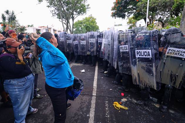 October 11, 2026: TO-45427- GUADALAJARA 11-10-2026. . La exigencia de agua limpia deriv& xf3; en momentos de tensi& xf3;n y violencia durante la marcha realizada este domingo en Guadalajara. Ciudadanos se movilizaron para denunciar la mala calidad del suministro en la Zona Metropolitana y exigir respuestas a las autoridades. La protesta, que lleg& xf3; a las inmediaciones de Casa Jalisco, registr& xf3; enfrentamientos entre manifestantes y polic& xed;as, as& xed; como reportes de detenciones, en una jornada que evidenci& xf3; el descontento social ante la problem& xe1;tica del agua..Guadalajara. Clasos.com.mx - ZUMAcs4_ 20261011_faa_cs4_030 Copyright: xDiegoxMorenox