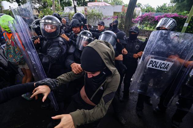 October 11, 2026: TO-45427- GUADALAJARA 11-10-2026. . La exigencia de agua limpia deriv& xf3; en momentos de tensi& xf3;n y violencia durante la marcha realizada este domingo en Guadalajara. Ciudadanos se movilizaron para denunciar la mala calidad del suministro en la Zona Metropolitana y exigir respuestas a las autoridades. La protesta, que lleg& xf3; a las inmediaciones de Casa Jalisco, registr& xf3; enfrentamientos entre manifestantes y polic& xed;as, as& xed; como reportes de detenciones, en una jornada que evidenci& xf3; el descontento social ante la problem& xe1;tica del agua..Guadalajara. Clasos.com.mx - ZUMAcs4_ 20261011_faa_cs4_042 Copyright: xDiegoxMorenox