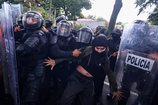 October 11, 2026: TO-45427- GUADALAJARA 11-10-2026. . La exigencia de agua limpia deriv& xf3; en momentos de tensi& xf3;n y violencia durante la marcha realizada este domingo en Guadalajara. Ciudadanos se movilizaron para denunciar la mala calidad del suministro en la Zona Metropolitana y exigir respuestas a las autoridades. La protesta, que lleg& xf3; a las inmediaciones de Casa Jalisco, registr& xf3; enfrentamientos entre manifestantes y polic& xed;as, as& xed; como reportes de detenciones, en una jornada que evidenci& xf3; el descontento social ante la problem& xe1;tica del agua..Guadalajara. Clasos.com.mx - ZUMAcs4_ 20261011_faa_cs4_046 Copyright: xDiegoxMorenox