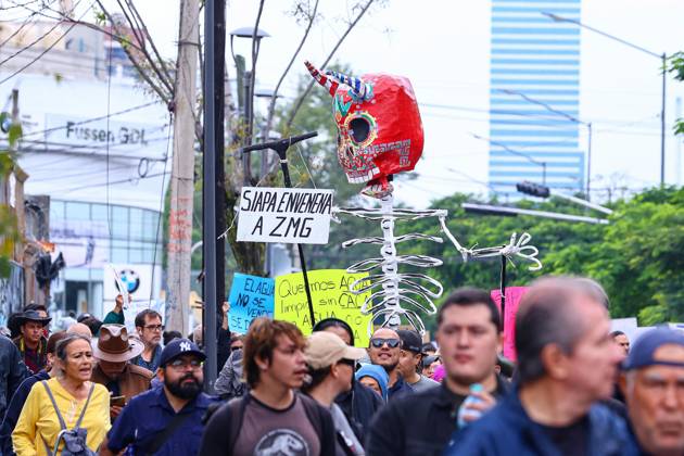 October 11, 2026: TO-45427- GUADALAJARA 11-10-2026. . La exigencia de agua limpia deriv& xf3; en momentos de tensi& xf3;n y violencia durante la marcha realizada este domingo en Guadalajara. Ciudadanos se movilizaron para denunciar la mala calidad del suministro en la Zona Metropolitana y exigir respuestas a las autoridades. La protesta, que lleg& xf3; a las inmediaciones de Casa Jalisco, registr& xf3; enfrentamientos entre manifestantes y polic& xed;as, as& xed; como reportes de detenciones, en una jornada que evidenci& xf3; el descontento social ante la problem& xe1;tica del agua..Guadalajara. Clasos.com.mx - ZUMAcs4_ 20261011_faa_cs4_045 Copyright: xDiegoxMorenox