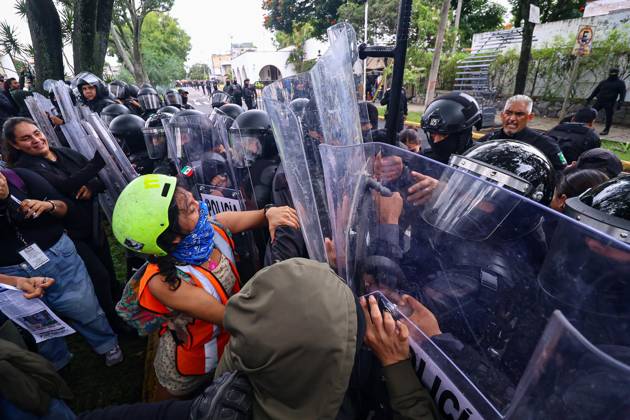 October 11, 2026: TO-45427- GUADALAJARA 11-10-2026. . La exigencia de agua limpia deriv& xf3; en momentos de tensi& xf3;n y violencia durante la marcha realizada este domingo en Guadalajara. Ciudadanos se movilizaron para denunciar la mala calidad del suministro en la Zona Metropolitana y exigir respuestas a las autoridades. La protesta, que lleg& xf3; a las inmediaciones de Casa Jalisco, registr& xf3; enfrentamientos entre manifestantes y polic& xed;as, as& xed; como reportes de detenciones, en una jornada que evidenci& xf3; el descontento social ante la problem& xe1;tica del agua..Guadalajara. Clasos.com.mx - ZUMAcs4_ 20261011_faa_cs4_049 Copyright: xDiegoxMorenox