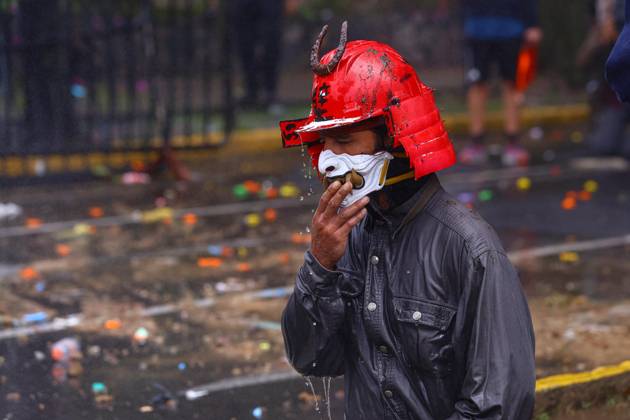 October 11, 2026: TO-45427- GUADALAJARA 11-10-2026. . La exigencia de agua limpia deriv& xf3; en momentos de tensi& xf3;n y violencia durante la marcha realizada este domingo en Guadalajara. Ciudadanos se movilizaron para denunciar la mala calidad del suministro en la Zona Metropolitana y exigir respuestas a las autoridades. La protesta, que lleg& xf3; a las inmediaciones de Casa Jalisco, registr& xf3; enfrentamientos entre manifestantes y polic& xed;as, as& xed; como reportes de detenciones, en una jornada que evidenci& xf3; el descontento social ante la problem& xe1;tica del agua..Guadalajara. Clasos.com.mx - ZUMAcs4_ 20261011_faa_cs4_053 Copyright: xDiegoxMorenox
