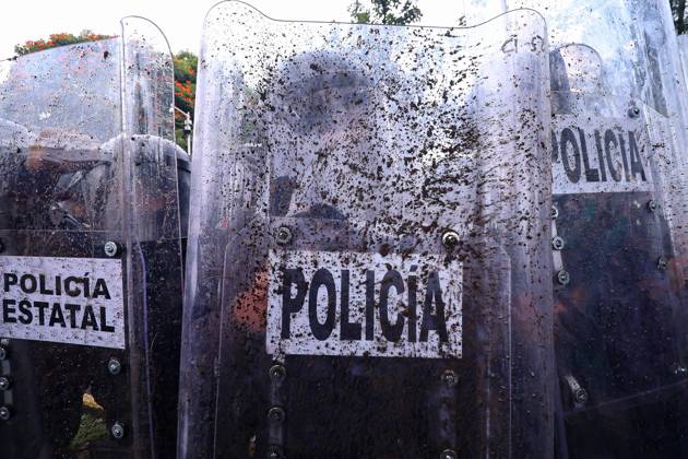 October 11, 2026: TO-45427- GUADALAJARA 11-10-2026. . La exigencia de agua limpia deriv& xf3; en momentos de tensi& xf3;n y violencia durante la marcha realizada este domingo en Guadalajara. Ciudadanos se movilizaron para denunciar la mala calidad del suministro en la Zona Metropolitana y exigir respuestas a las autoridades. La protesta, que lleg& xf3; a las inmediaciones de Casa Jalisco, registr& xf3; enfrentamientos entre manifestantes y polic& xed;as, as& xed; como reportes de detenciones, en una jornada que evidenci& xf3; el descontento social ante la problem& xe1;tica del agua..Guadalajara. Clasos.com.mx - ZUMAcs4_ 20261011_faa_cs4_055 Copyright: xDiegoxMorenox