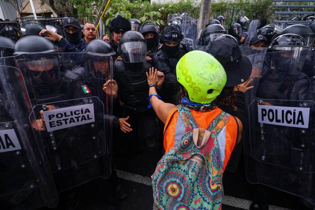 October 11, 2026: TO-45427- GUADALAJARA 11-10-2026. . La exigencia de agua limpia deriv& xf3; en momentos de tensi& xf3;n y violencia durante la marcha realizada este domingo en Guadalajara. Ciudadanos se movilizaron para denunciar la mala calidad del suministro en la Zona Metropolitana y exigir respuestas a las autoridades. La protesta, que lleg& xf3; a las inmediaciones de Casa Jalisco, registr& xf3; enfrentamientos entre manifestantes y polic& xed;as, as& xed; como reportes de detenciones, en una jornada que evidenci& xf3; el descontento social ante la problem& xe1;tica del agua..Guadalajara. Clasos.com.mx - ZUMAcs4_ 20261011_faa_cs4_056 Copyright: xDiegoxMorenox