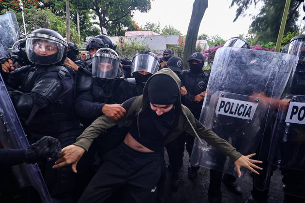 October 11, 2026: TO-45427- GUADALAJARA 11-10-2026. . La exigencia de agua limpia deriv& xf3; en momentos de tensi& xf3;n y violencia durante la marcha realizada este domingo en Guadalajara. Ciudadanos se movilizaron para denunciar la mala calidad del suministro en la Zona Metropolitana y exigir respuestas a las autoridades. La protesta, que lleg& xf3; a las inmediaciones de Casa Jalisco, registr& xf3; enfrentamientos entre manifestantes y polic& xed;as, as& xed; como reportes de detenciones, en una jornada que evidenci& xf3; el descontento social ante la problem& xe1;tica del agua..Guadalajara. Clasos.com.mx - ZUMAcs4_ 20261011_faa_cs4_058 Copyright: xDiegoxMorenox