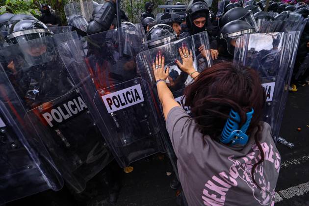October 11, 2026: TO-45427- GUADALAJARA 11-10-2026. . La exigencia de agua limpia deriv& xf3; en momentos de tensi& xf3;n y violencia durante la marcha realizada este domingo en Guadalajara. Ciudadanos se movilizaron para denunciar la mala calidad del suministro en la Zona Metropolitana y exigir respuestas a las autoridades. La protesta, que lleg& xf3; a las inmediaciones de Casa Jalisco, registr& xf3; enfrentamientos entre manifestantes y polic& xed;as, as& xed; como reportes de detenciones, en una jornada que evidenci& xf3; el descontento social ante la problem& xe1;tica del agua..Guadalajara. Clasos.com.mx - ZUMAcs4_ 20261011_faa_cs4_064 Copyright: xDiegoxMorenox