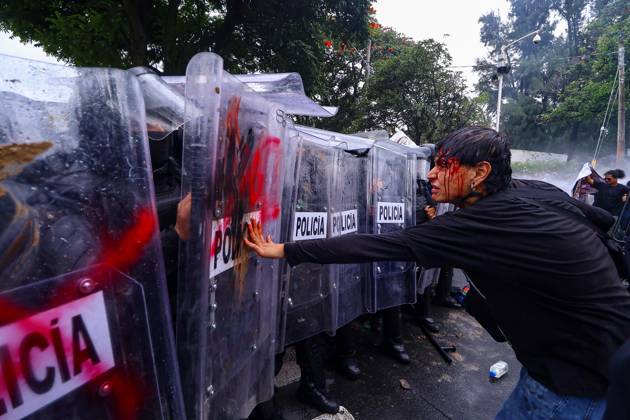October 11, 2026: TO-45427- GUADALAJARA 11-10-2026. . La exigencia de agua limpia deriv& xf3; en momentos de tensi& xf3;n y violencia durante la marcha realizada este domingo en Guadalajara. Ciudadanos se movilizaron para denunciar la mala calidad del suministro en la Zona Metropolitana y exigir respuestas a las autoridades. La protesta, que lleg& xf3; a las inmediaciones de Casa Jalisco, registr& xf3; enfrentamientos entre manifestantes y polic& xed;as, as& xed; como reportes de detenciones, en una jornada que evidenci& xf3; el descontento social ante la problem& xe1;tica del agua..Guadalajara. Clasos.com.mx - ZUMAcs4_ 20261011_faa_cs4_082 Copyright: xDiegoxMorenox