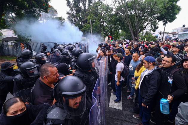 October 11, 2026: TO-45427- GUADALAJARA 11-10-2026. . La exigencia de agua limpia deriv& xf3; en momentos de tensi& xf3;n y violencia durante la marcha realizada este domingo en Guadalajara. Ciudadanos se movilizaron para denunciar la mala calidad del suministro en la Zona Metropolitana y exigir respuestas a las autoridades. La protesta, que lleg& xf3; a las inmediaciones de Casa Jalisco, registr& xf3; enfrentamientos entre manifestantes y polic& xed;as, as& xed; como reportes de detenciones, en una jornada que evidenci& xf3; el descontento social ante la problem& xe1;tica del agua..Guadalajara. Clasos.com.mx - ZUMAcs4_ 20261011_faa_cs4_090 Copyright: xDiegoxMorenox