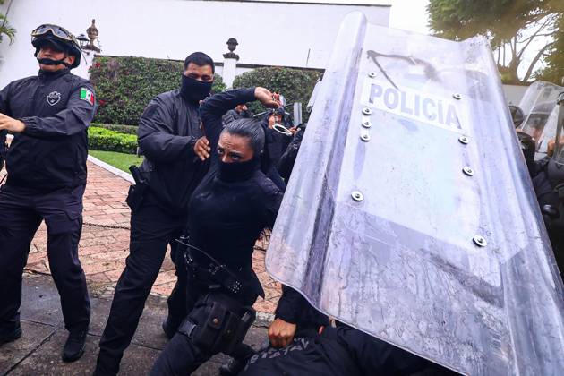 October 11, 2026: TO-45427- GUADALAJARA 11-10-2026. . La exigencia de agua limpia deriv& xf3; en momentos de tensi& xf3;n y violencia durante la marcha realizada este domingo en Guadalajara. Ciudadanos se movilizaron para denunciar la mala calidad del suministro en la Zona Metropolitana y exigir respuestas a las autoridades. La protesta, que lleg& xf3; a las inmediaciones de Casa Jalisco, registr& xf3; enfrentamientos entre manifestantes y polic& xed;as, as& xed; como reportes de detenciones, en una jornada que evidenci& xf3; el descontento social ante la problem& xe1;tica del agua..Guadalajara. Clasos.com.mx - ZUMAcs4_ 20261011_faa_cs4_091 Copyright: xDiegoxMorenox