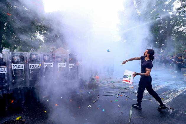 October 11, 2026: TO-45427- GUADALAJARA 11-10-2026. . La exigencia de agua limpia deriv& xf3; en momentos de tensi& xf3;n y violencia durante la marcha realizada este domingo en Guadalajara. Ciudadanos se movilizaron para denunciar la mala calidad del suministro en la Zona Metropolitana y exigir respuestas a las autoridades. La protesta, que lleg& xf3; a las inmediaciones de Casa Jalisco, registr& xf3; enfrentamientos entre manifestantes y polic& xed;as, as& xed; como reportes de detenciones, en una jornada que evidenci& xf3; el descontento social ante la problem& xe1;tica del agua..Guadalajara. Clasos.com.mx - ZUMAcs4_ 20261011_faa_cs4_110 Copyright: xDiegoxMorenox