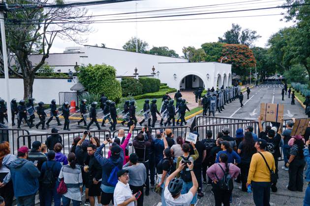 October 11, 2026: TO-45427- GUADALAJARA 11-10-2026. . La exigencia de agua limpia deriv& xf3; en momentos de tensi& xf3;n y violencia durante la marcha realizada este domingo en Guadalajara. Ciudadanos se movilizaron para denunciar la mala calidad del suministro en la Zona Metropolitana y exigir respuestas a las autoridades. La protesta, que lleg& xf3; a las inmediaciones de Casa Jalisco, registr& xf3; enfrentamientos entre manifestantes y polic& xed;as, as& xed; como reportes de detenciones, en una jornada que evidenci& xf3; el descontento social ante la problem& xe1;tica del agua..Guadalajara. Clasos.com.mx - ZUMAcs4_ 20261011_faa_cs4_130 Copyright: xDiegoxMorenox