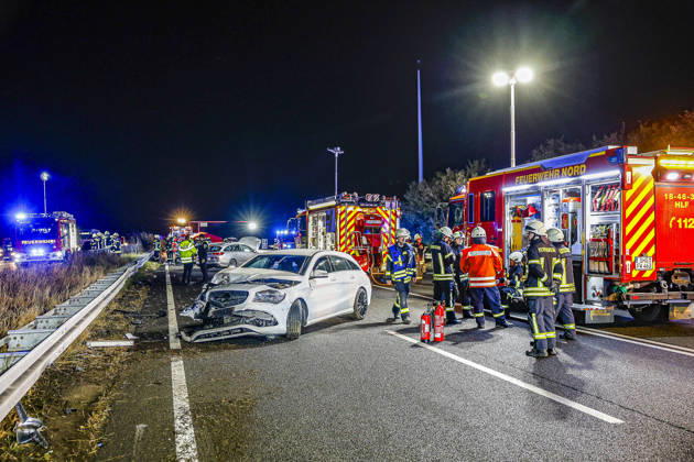 83-Jähriger verliert auf regennasser Fahrbahn der Autobahn 2 die Kontrolle über seinen Mercedes 300 SE Oldtimer - Verkehrsunfall mit 14 verletzten Insassen - ein Schwerverletzter kommt per Rettungshubschrauber in Klinik A2, Blick Richtung Wunstorf-Kolenfeld: Der dritte beteiligte Mercedes steht auf dem Überholfahrstreifen. Feuerwehrleute im Einsatz. Bad Nenndorf Autobahn 2, Anschlussstelle Bad Niedersachsen, Schaumburg Germany