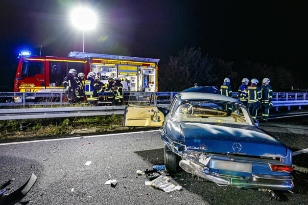 83-Jähriger verliert auf regennasser Fahrbahn der Autobahn 2 die Kontrolle über seinen Mercedes 300 SE Oldtimer - Verkehrsunfall mit 14 verletzten Insassen - ein Schwerverletzter kommt per Rettungshubschrauber in Klinik A2, Bad Nenndorf: Der 83-jährige Unfallversucher steht mit einem Mercedes 300 SE Oldtimer (rechts) auf dem Überholfahrstreifen. Bad Nenndorf Autobahn 2, Anschlussstelle Bad Niedersachsen, Schaumburg Germany