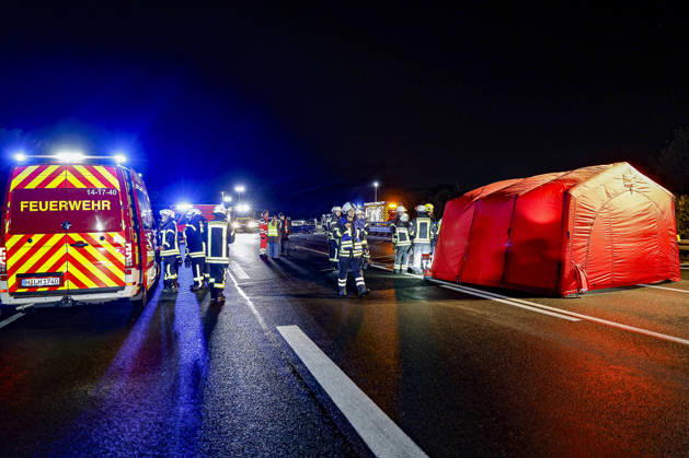 83-Jähriger verliert auf regennasser Fahrbahn der Autobahn 2 die Kontrolle über seinen Mercedes 300 SE Oldtimer - Verkehrsunfall mit 14 verletzten Insassen - ein Schwerverletzter kommt per Rettungshubschrauber in Klinik A2, Blick Richtung Lauenau: 11 leichtverletzte Insassen werden in einem aufblasbaren Zelt der Feuer betreut und medizinisch versorgt. Bad Nenndorf Autobahn 2, Anschlussstelle Bad Niedersachsen, Schaumburg Germany