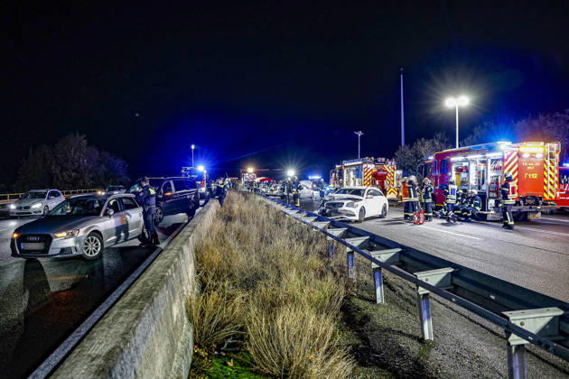 83-Jähriger verliert auf regennasser Fahrbahn der Autobahn 2 die Kontrolle über seinen Mercedes 300 SE Oldtimer - Verkehrsunfall mit 14 verletzten Insassen - ein Schwerverletzter kommt per Rettungshubschrauber in Klinik A2, Blick Richtung Wunstorf-Kolenfeld: Der dritte beteiligte Mercedes steht auf dem Überholfahrstreifen. Auf der Fahrbahn Fahrtrichtung Lauenau sind drei weitere Fahrzeuge aufgefahren. Feuerwehrleute im Einsatz. Bad Nenndorf Autobahn 2, Anschlussstelle Bad Niedersachsen, Schaumburg Germany