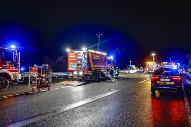 83-Jähriger verliert auf regennasser Fahrbahn der Autobahn 2 die Kontrolle über seinen Mercedes 300 SE Oldtimer - Verkehrsunfall mit 14 verletzten Insassen - ein Schwerverletzter kommt per Rettungshubschrauber in Klinik A2, Blick Richtung Wunstorf-Kolenfeld: Der dritte beteiligte Mercedes steht auf dem Überholfahrstreifen. Auf der Fahrbahn Fahrtrichtung Lauenau sind drei weitere Fahrzeuge aufgefahren. Feuerwehrleute im Einsatz. Bad Nenndorf Autobahn 2, Anschlussstelle Bad Niedersachsen, Schaumburg Germany