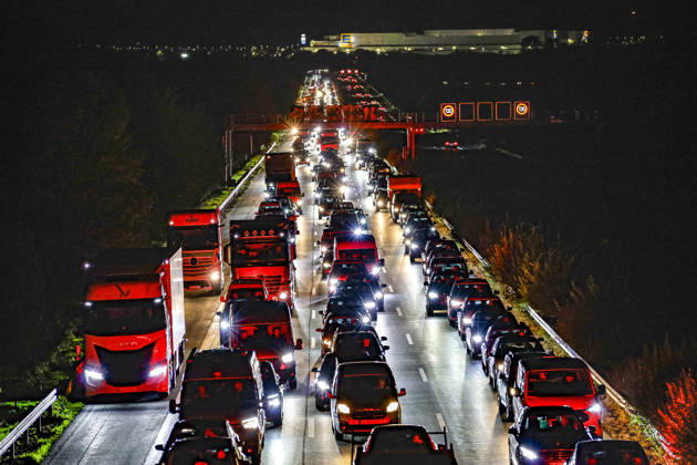 83-Jähriger verliert auf regennasser Fahrbahn der Autobahn 2 die Kontrolle über seinen Mercedes 300 SE Oldtimer - Verkehrsunfall mit 14 verletzten Insassen - ein Schwerverletzter kommt per Rettungshubschrauber in Klinik A2, Höhe Rodenberg, Blick Richtung Lauenau: Der Verkehr staut sich auf mehrere Kilomenter im Richtung Bad Nenndorf. Bad Nenndorf Autobahn 2, Anschlussstelle Bad Niedersachsen, Schaumburg Germany